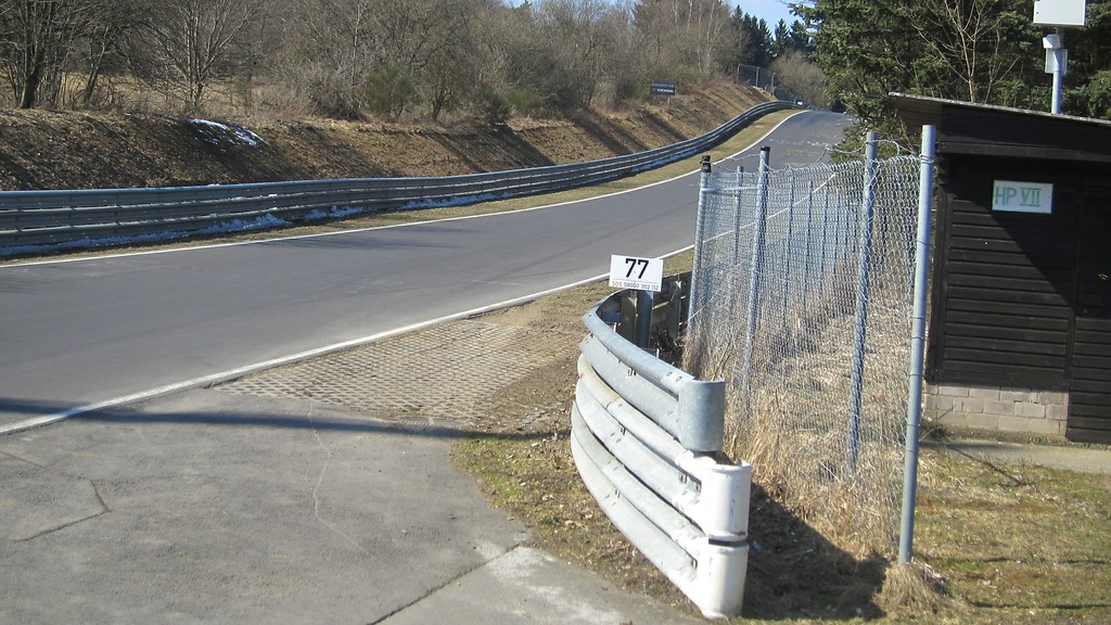 Ein Teil der Nürburgring-Nordschleife im Bereich des Streckenabschnitts "Hocheichen / Flugplatz" (2013).