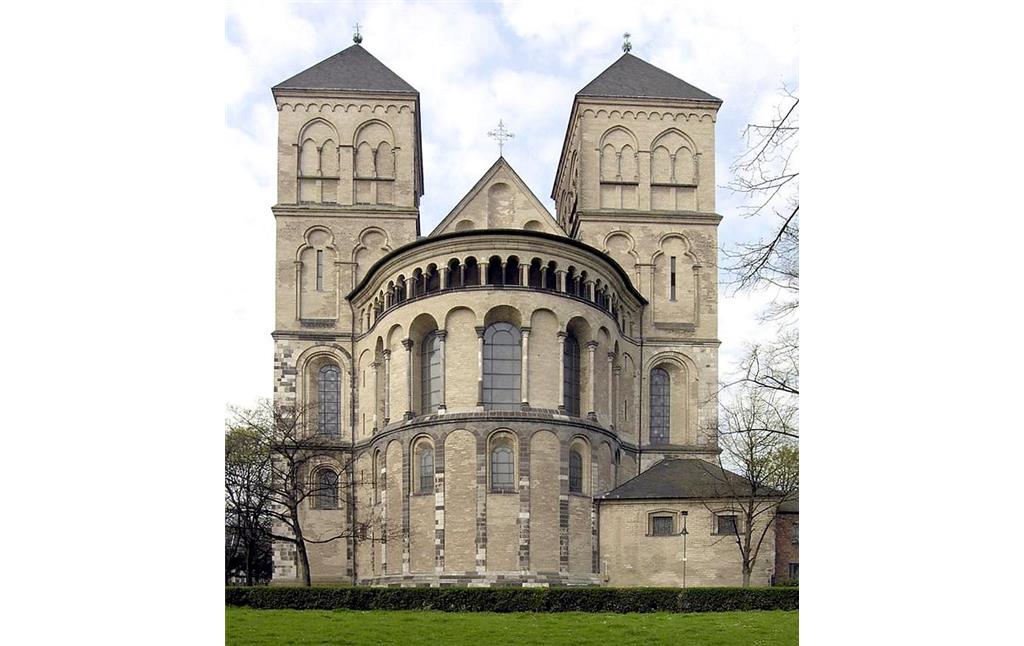 Der Chor und die beiden Osttürme der Kirche des früheren Kunibertsklosters in Köln (Stift St. Kunibert, Aufnahme 2005)