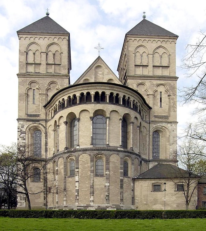 Der Chor und die beiden Osttürme der Kirche des früheren Kunibertsklosters in Köln (Stift St. Kunibert, Aufnahme 2005)