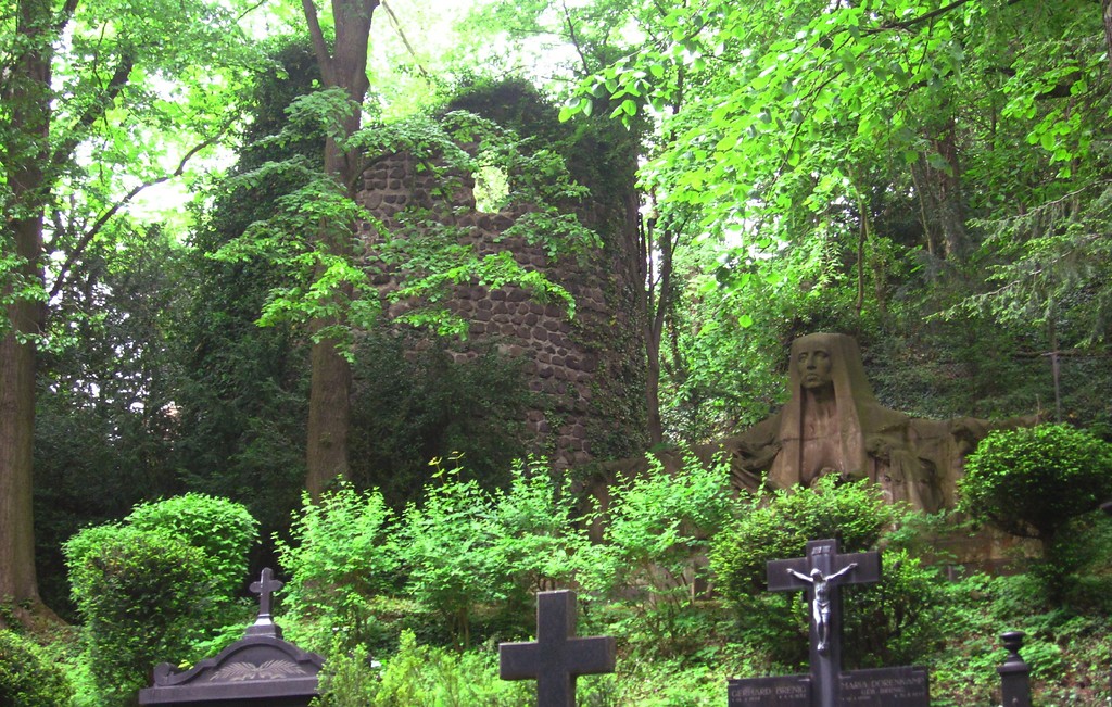 Ein südwestlich der Godesburg gelegener ruinöser Rest der früheren Befestigung auf dem Bad Godesberger Burgfriedhof (2014)