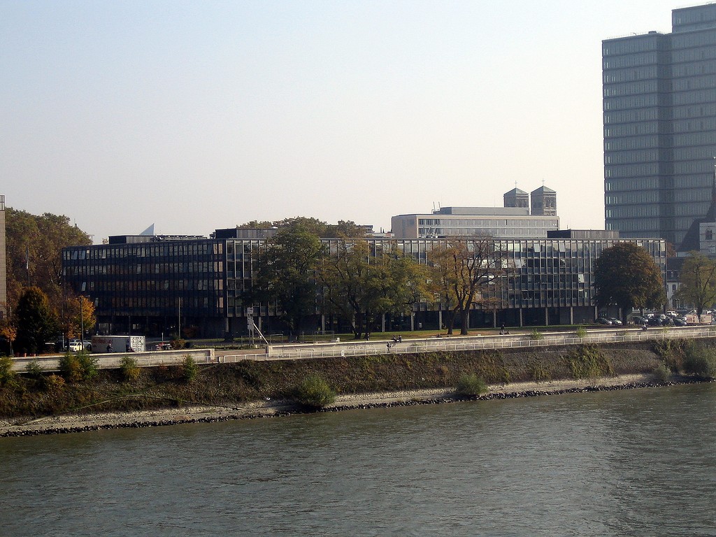Das LVR-Landeshaus am Kennedy-Ufer in Köln-Deutz von der Hohenzollernbrücke aus gesehen (2012).