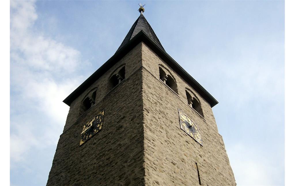 Oberer Teil des viergeschossigen Westturms der katholischen Pfarrkirche St. Peter in Windeck-Herchen (2014)