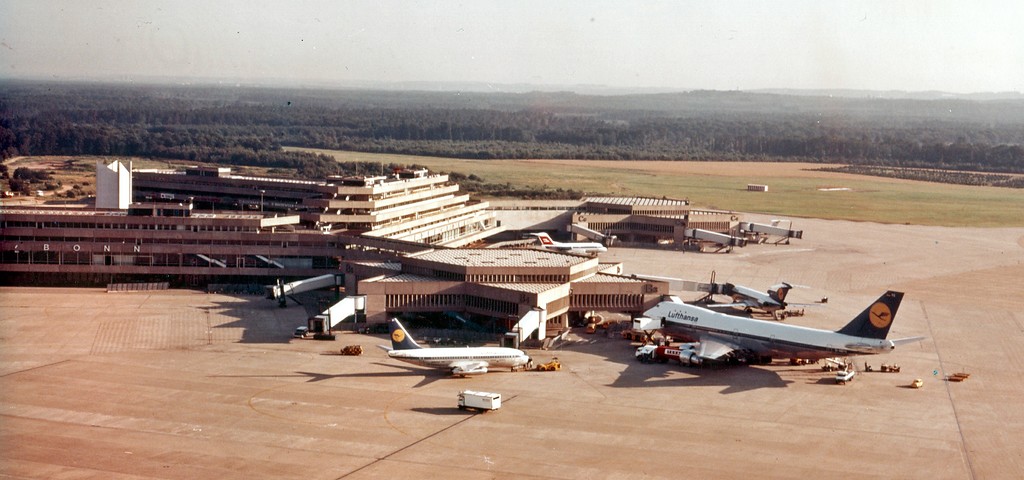 Südansicht des Terminals 1 mit Hauptgebäude und den beiden Abfertigungseinheiten Stern A und B (1980).