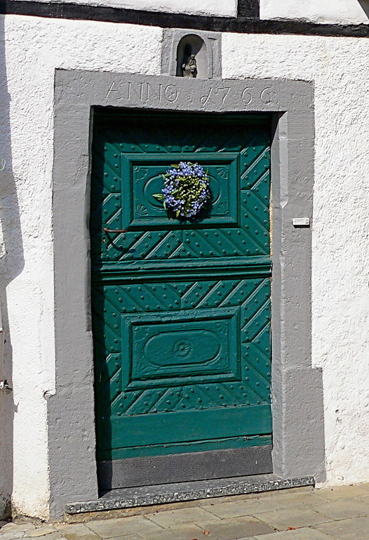 Die Haustür des Bockfachwerkhauses in Borler bei Kelberg (2008). Die Einfassung ist "Anno 1766" datiert.