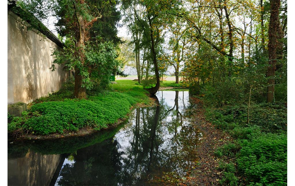 Wassergraben rund um Haus Horr in Grevenbroich (2014).