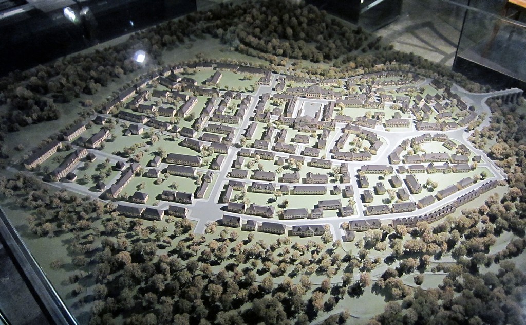 Gesamtansicht der Essener Krupp-Siedlung Margarethenhöhe in einem Modell (in der LVR-Verbundausstellung "1914 - Mitten in Europa", 2014).
