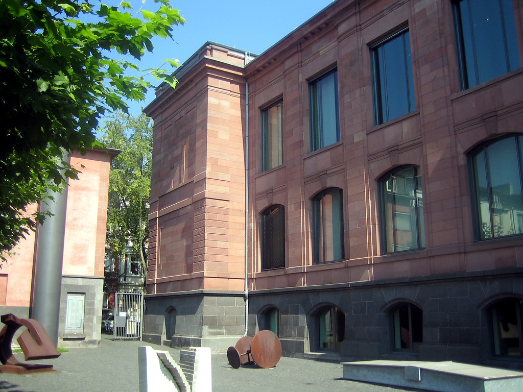 Altbau des LVR-LandesMuseums Bonn in der Bachstraße und Skulpturenhof (2011)