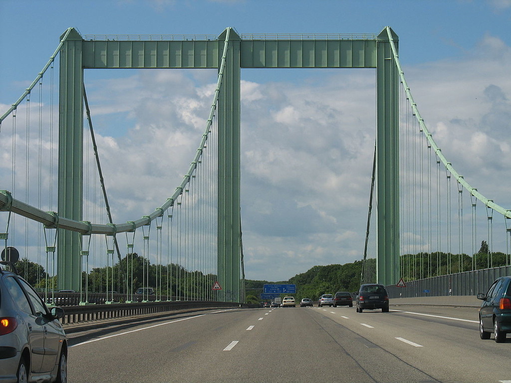 Die Rodenkirchener Autobahnbrücke über den Rhein, Aufnahme von der Autobahn A 4 aus in Fahrtrichtung Westen (2009)