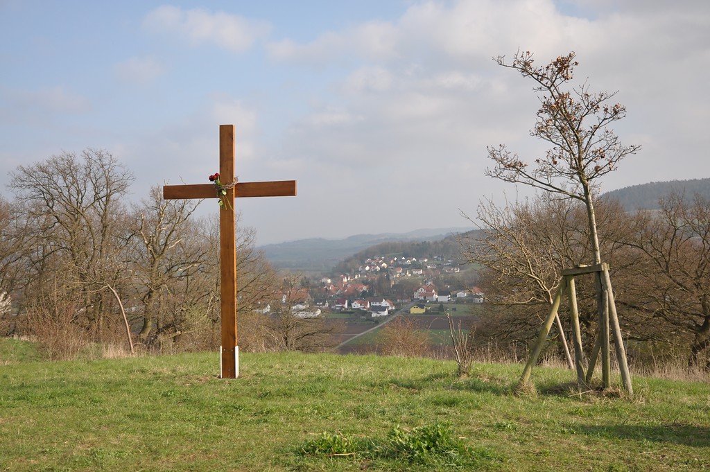 Bonifatius-Eiche und Gipfelkreuz in Heina, Gemeinde Morschen (2012)