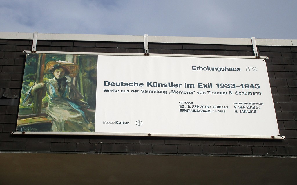 Hinweistafel für eine Ausstellung von Exilkunst aus der Sammlung "Memoria" des Sammlers Thomas B. Schumann im Bayer Erholungshaus in Leverkusen-Wiesdorf (2018).