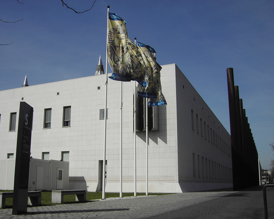 Die Kunst- und Ausstellungshalle der Bundesrepublik Deutschland, "Bundeskunsthalle" in Bonn (2005).