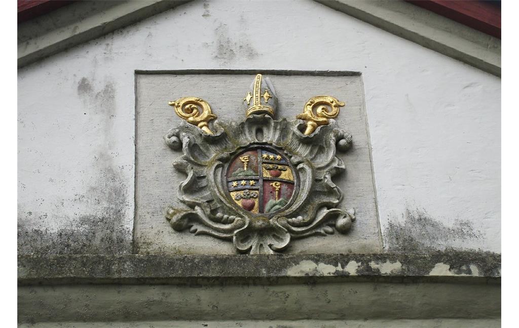 Wappenstein im oberen Bereich des Portals zum barocken Küchenhof der früheren Abtei Altenberg bei Odenthal (2017)