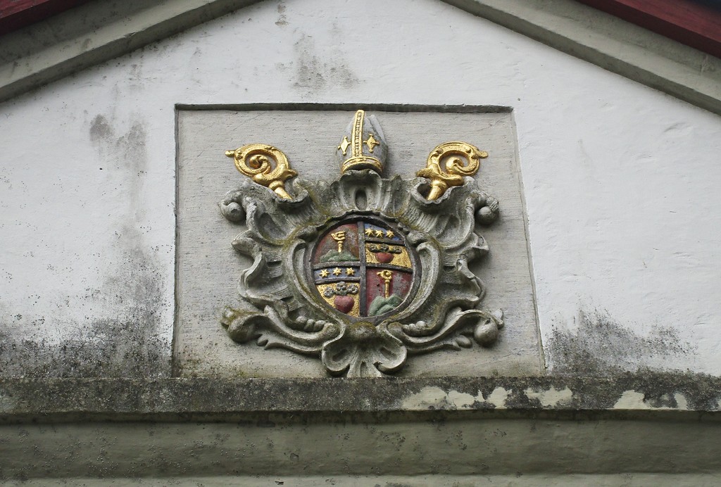 Wappenstein im oberen Bereich des Portals zum barocken Küchenhof der früheren Abtei Altenberg bei Odenthal (2017)