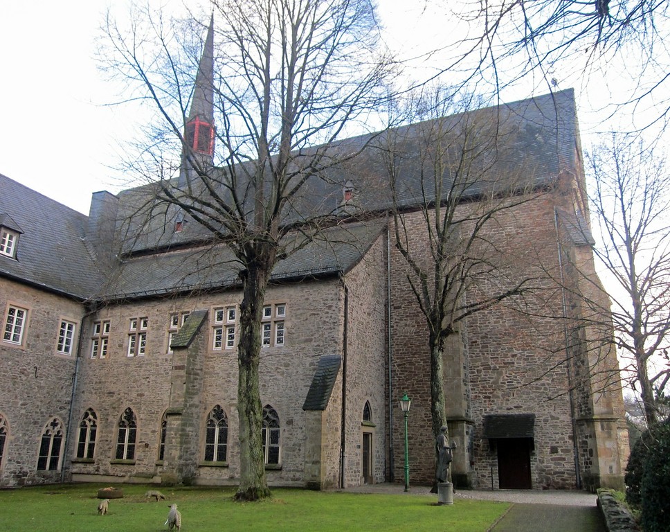 Die Nordseite der Klosterkirche des ehemaligen Kreuzherrenklosters Sankt Maria Magdalena in Wuppertal-Beyenburg (2014).