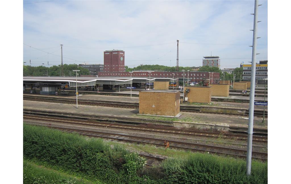 Oberhausen Hauptbahnhof, Blick über das südliche Gleisfeld mit den ehemaligen Gepäckaufzügen (2016)