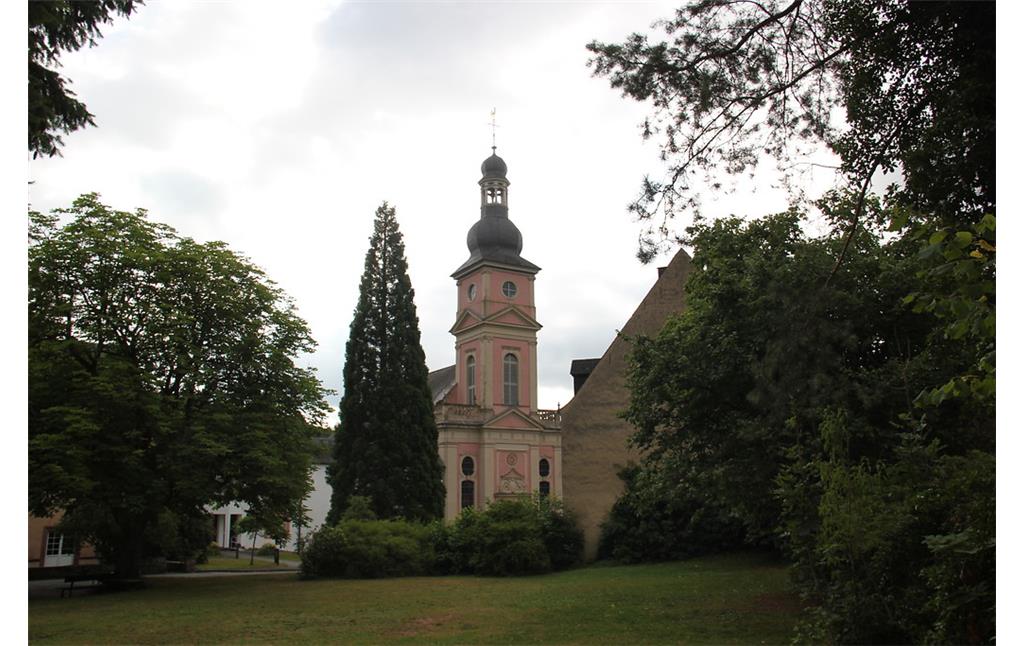 Blick auf die Parkanlage des Klosters Springiersbach mit der Klosterkirche im Hintergrund von der Karmeliterstraße aus gesehen (2015).