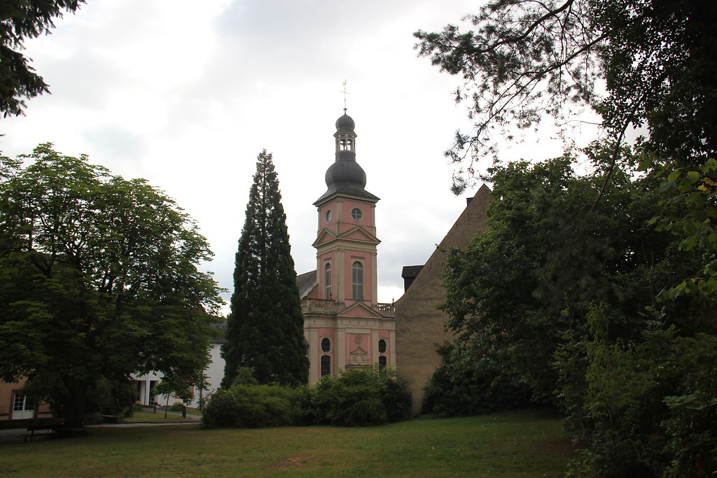 Blick auf die Parkanlage des Klosters Springiersbach mit der Klosterkirche im Hintergrund von der Karmeliterstraße aus gesehen (2015).
