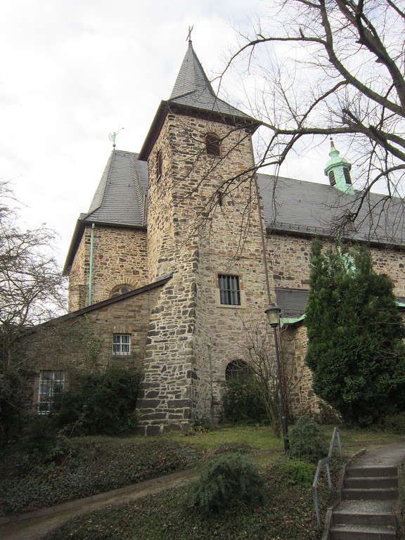 Essen, Karmelitinnenkirche in Stoppenberg. Blick auf den südlichen Turm des Westwerkes (2017)