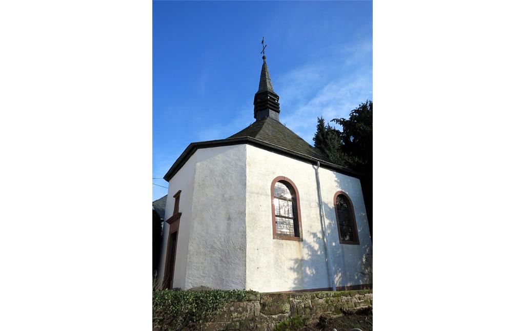 Die 1827 erbaute Kapelle St. Johannes Evangelist im historischen Weiler Irsch bei Bitburg (2015)