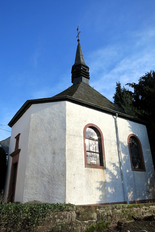 Die 1827 erbaute Kapelle St. Johannes Evangelist im historischen Weiler Irsch bei Bitburg (2015)