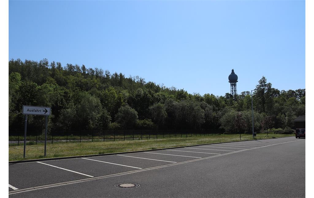 Wasserturm und Bergehalde vom früheren Bergwerksgelände der Gewerkschaft Carolus Magnus in Übach-Palenberg aus gesehen (2021)
