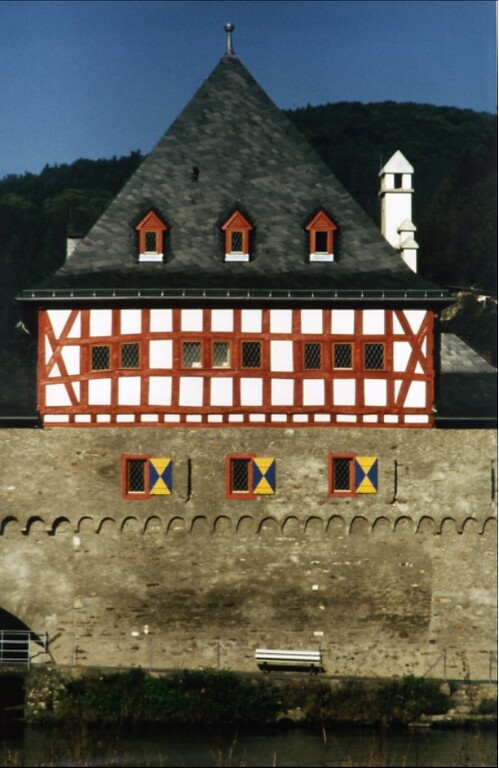 Das Alte Rathaus in Dausenau von der Lahn aus (1997)