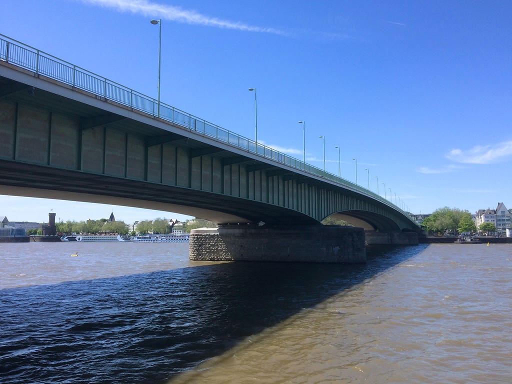 Blick auf die Deutzer Brücke und die Stadtkölner Rheinseite (2019).
