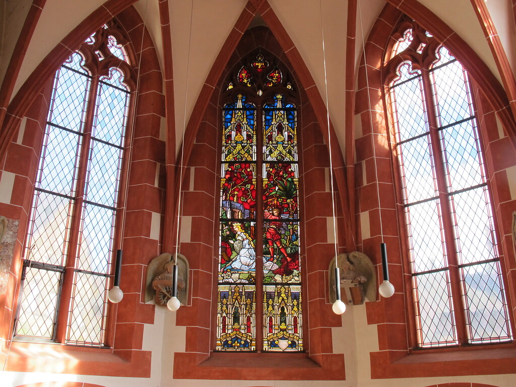 Das Fenster in der Katharinenkapelle in Treis zeigt die Enthauptung der Heiligen Katharina (2022)