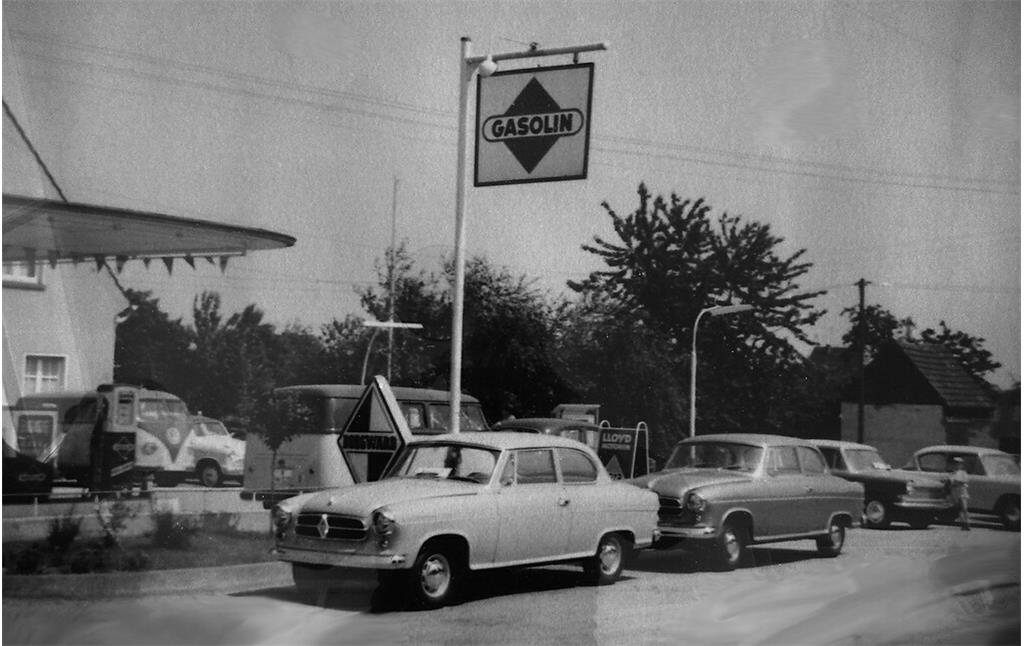 Historische Aufnahme der Gasolin-Tankstelle in Troisdorf-Spich aus den späten 1950er-Jahren, davor zwei zum Verkauf stehende PKW des zwischen 1954 und 1961 produzierten Typs Borgward Isabella (hier in der Ausführung ab 1958).