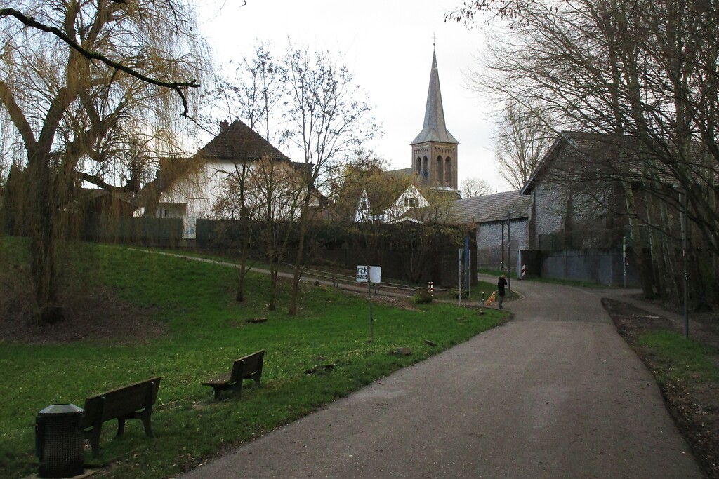 Stadtteil Köln-Langel, Blick von der Frongasse auf die katholische Kirche Sankt Clemens (2022).