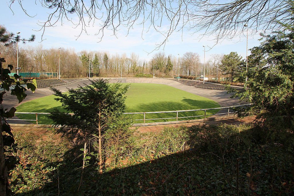 Blick auf die stillgelegte frühere Radrennbahn Hürth (2013).