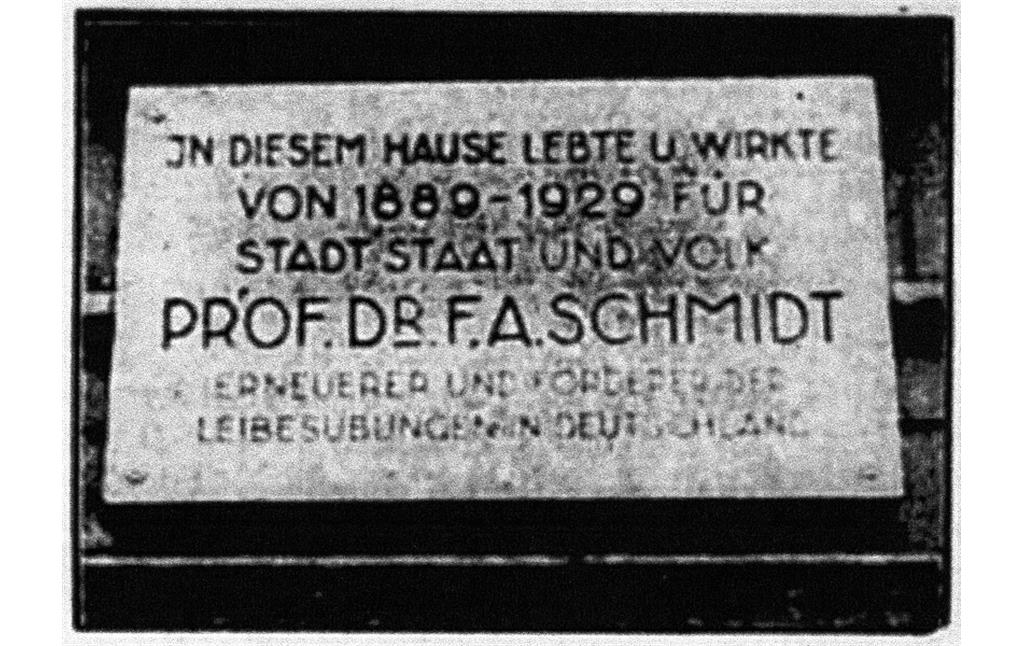 Marmor-Gedenktafel zu Ehren von Prof. Dr. F. A. Schmidt am damaligen Haus Koblenzerstraße 23 in Bonn (Abbildung im Bonner General-Anzeiger vom 31. Oktober 1930).