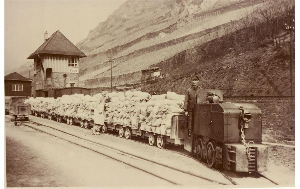 Aus dem Neuen Mahlwerk in Kaub wird das Schiefermehl in Säcken mit einem Förderwagen zum Lagerplatz transportiert (1940er Jahre)