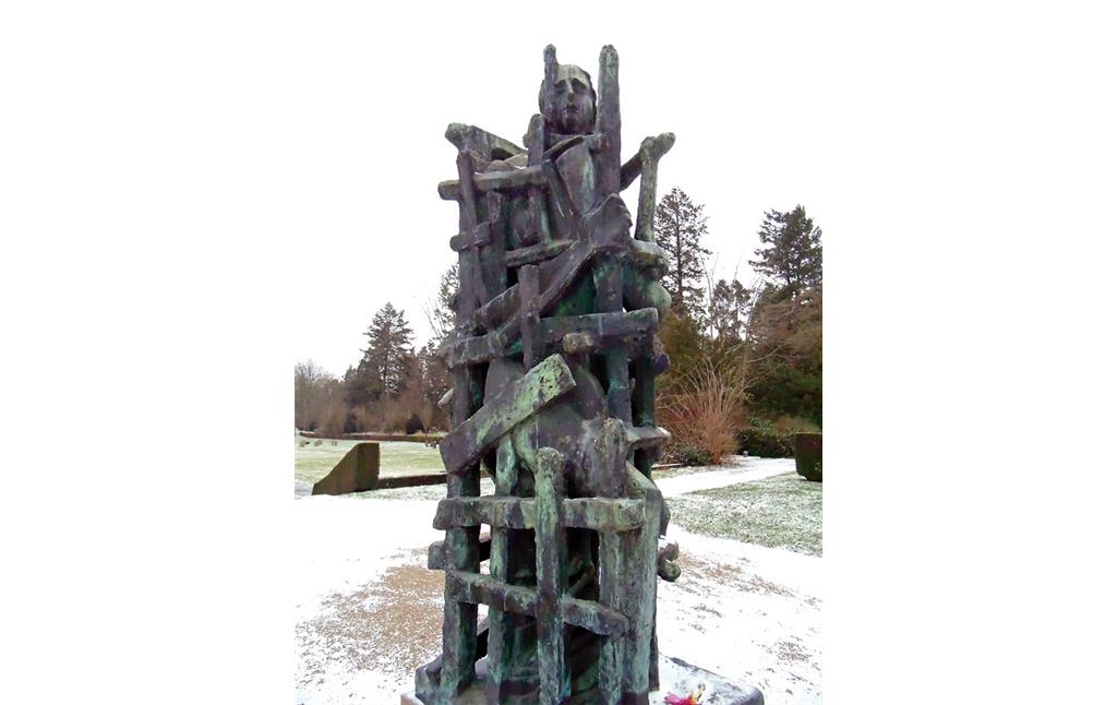 Detailaufnahme der Skulptur "Die Gefangenen" von Ossip Zadkine vor dem Gräberfeld für deutsche Kriegsopfer auf dem Westfriedhof in Köln-Vogelsang (2021).