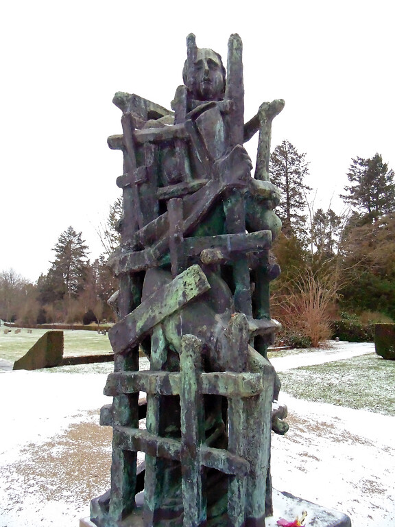 Detailaufnahme der Skulptur "Die Gefangenen" von Ossip Zadkine vor dem Gräberfeld für deutsche Kriegsopfer auf dem Westfriedhof in Köln-Vogelsang (2021).