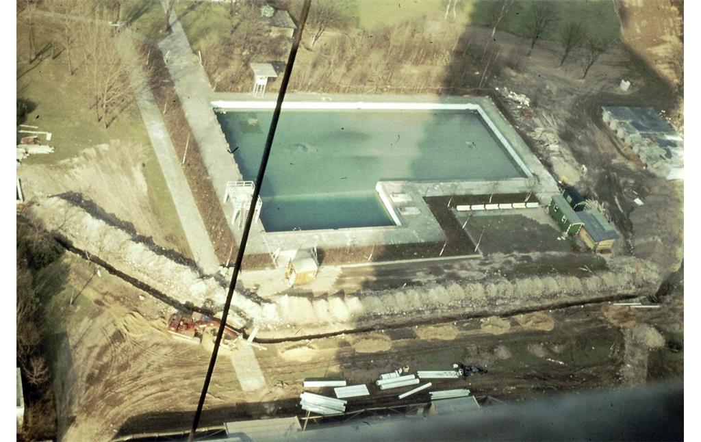 Bau des neuen Beckens im Riehler Schwimmbad 1972, Blick von dem gleichzeitig errichteten Colonia-Hochaus.