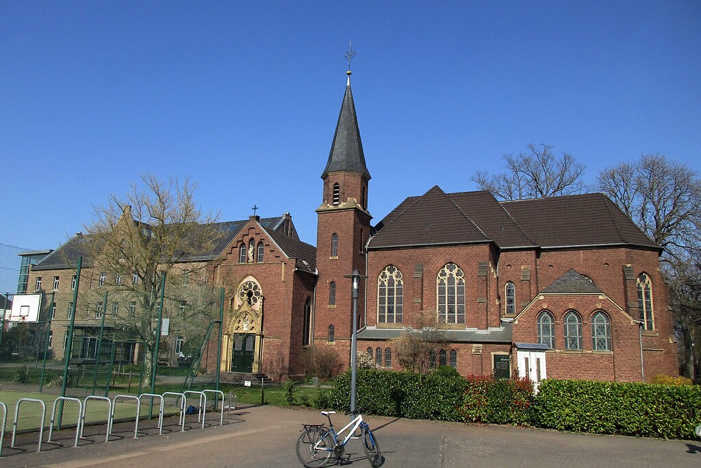 Gebäude der Erzbischöflichen Ursulinenschule in Bornheim-Hersel (2022), hier befand sich einst das wohl schon vor dem Jahr 1250 aufgelöste Augustiner-Chorherrenstift Hersel.