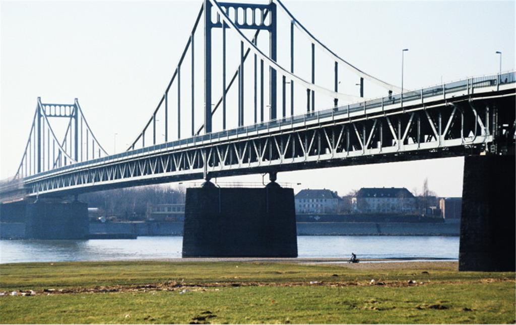 Rheinbrücke bei Krefeld