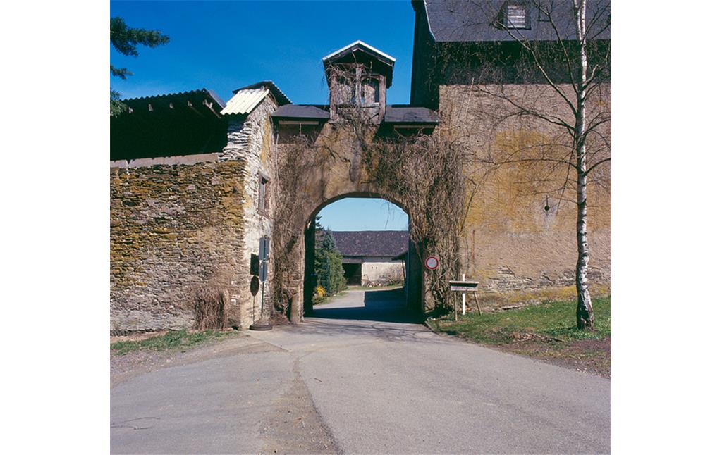 Toreinfahrt des ehemaligen Benediktinerklosters Gronau bei Heidenrod (2006).