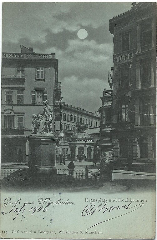 Historische Fotografie des Kranzplatzes in Wiesbaden mit dem Tempelchen über dem Kochbrunnen im Hintergrund (1906)