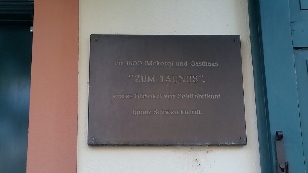 Tafel am Gebäude des einstigen Gärlokals von Ignaz Schweickhardt in der Kirchstraße in Hochheim am Main (2020)