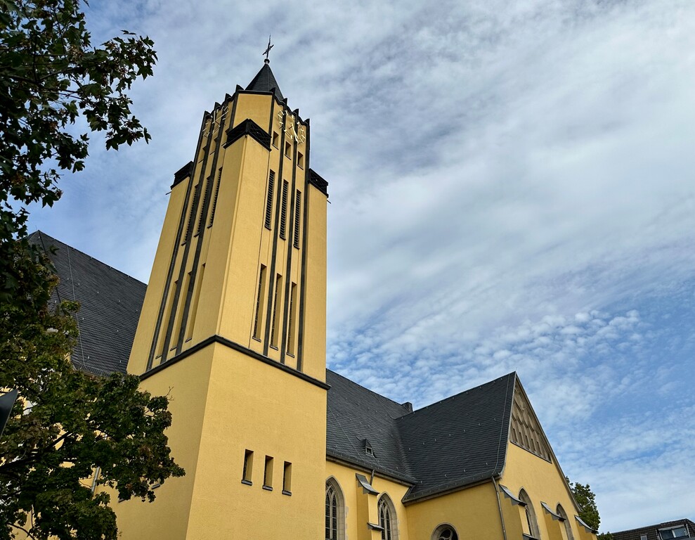 Der Turm der Kirche St. Josef in Köln-Porz von der Bahnhofstraße aus (2023).