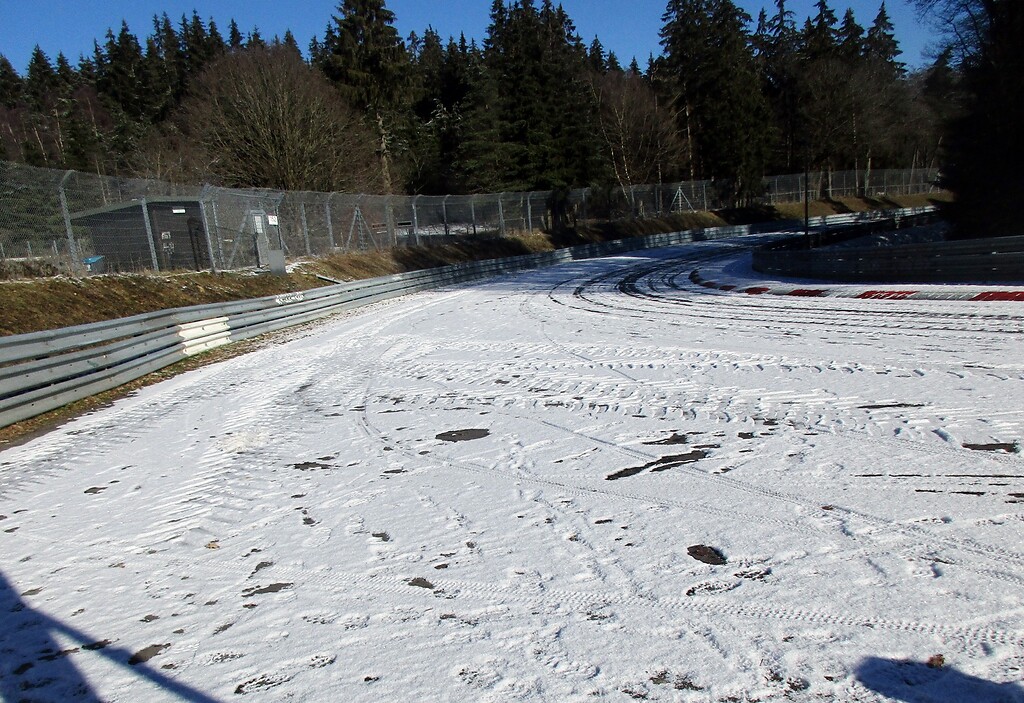 Winterlicher Blick über eine Kurve im Bereich des Streckenabschnitts "Hohe Acht" der Nürburgring-Nordschleife (2021).