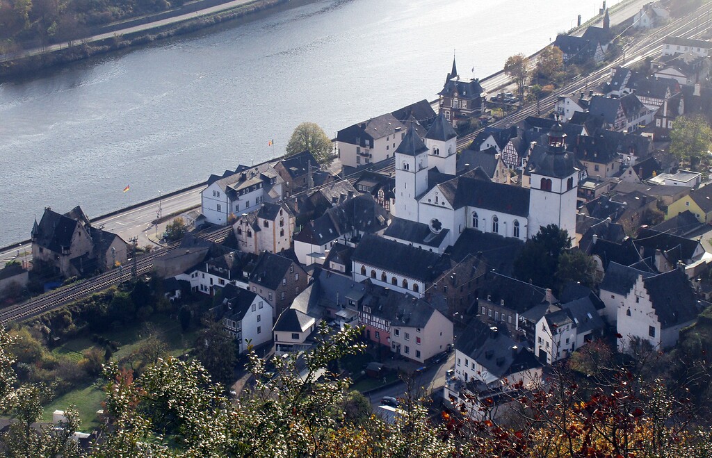 Blick auf den historischen Ortskern von Karden mit dem zentralen Stiftsbezirk St. Castor (2020), links im Bild das das Haus Korbisch und das 1562 als kurtrierisches Amtshaus erbaute Burghaus.