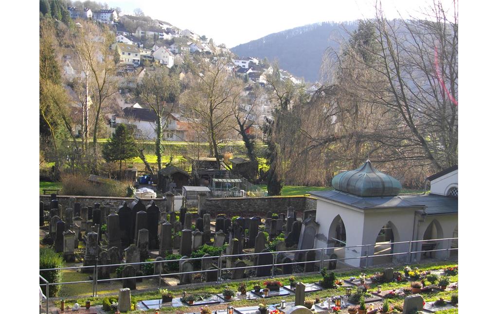 Teilansicht des jüdischen Friedhofs in Bad Ems mit der Friedhofshalle von 1929 am rechten Bildrand (2008)