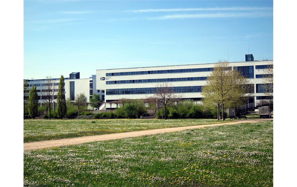 Zentrale und Haupt-Funkhaus der Deutschen Welle, der sogenannte Schürmann-Bau in Bonn, von der Charles-de-Gaulle-Straße aus gesehen (2015). Auf diesem Gelände befand sich zuvor der Sportpark Gronau.