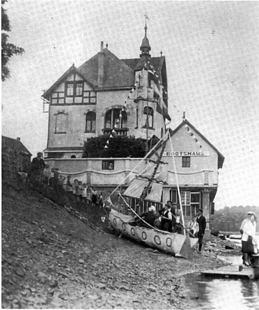 Das Mondorfer Hafenschlösschen und das Bootshaus (um 1930).