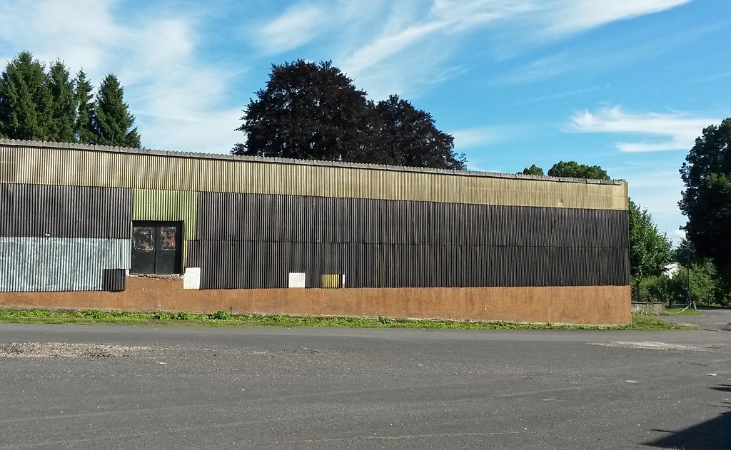 Die frühere Diskothek "M-Box" im vormaligen R-Kauf-Supermarkt-Gebäude in Kaisersesch (2017), Blick auf den südlichen Flügel vom Parkplatz aus.