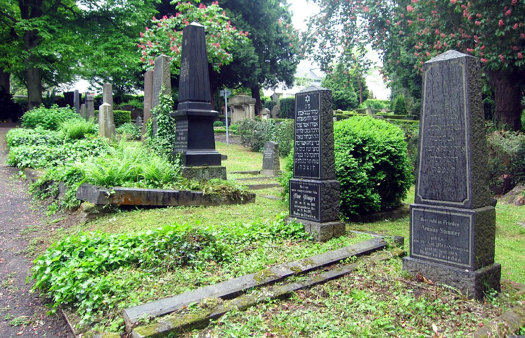 Gräberreihe auf der jüdischen Abteilung des Burgfriedhofs in Bonn-Bad Godesberg (2014)