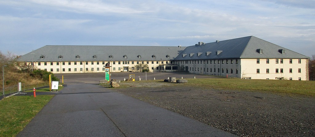 Von den Belgiern 1951 errichtetes Kasernengebäude "Van Dooren" (2016).